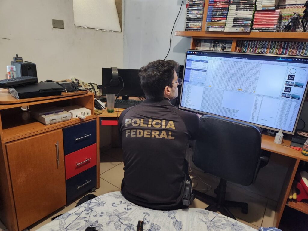 Polícia Federal prende dois homens suspeitos por armazenar e divulgar vídeos  de pornografia infantil - Jornal Fato Novo