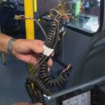 Homem é flagrado furtando cabos de elevador de acessibilidade em ônibus no Grande Recife