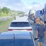 Manifestação fecha BR-232 e provoca longo engarrafamento em Vitória