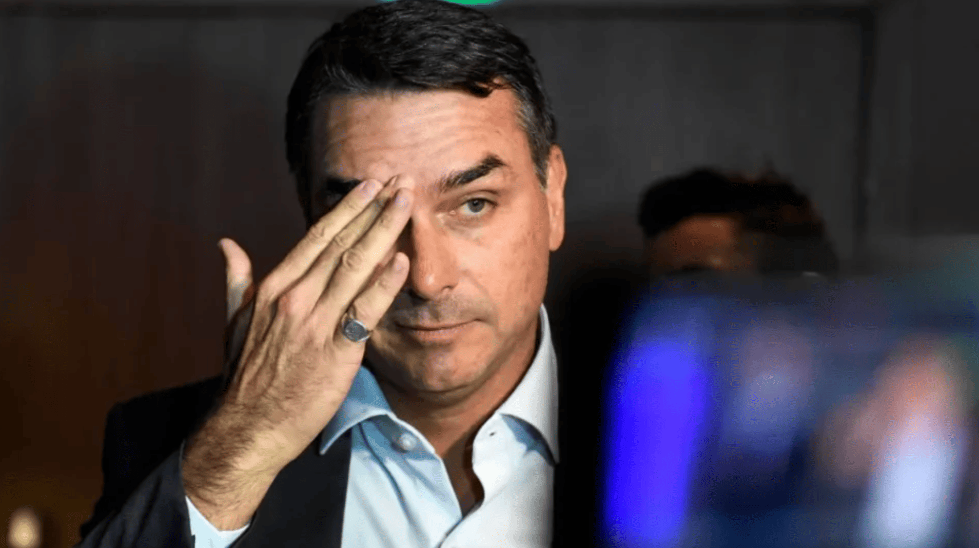 Passaportes de Flávio Bolsonaro são cancelados após ordem de Moraes; PF apura possível saída do país