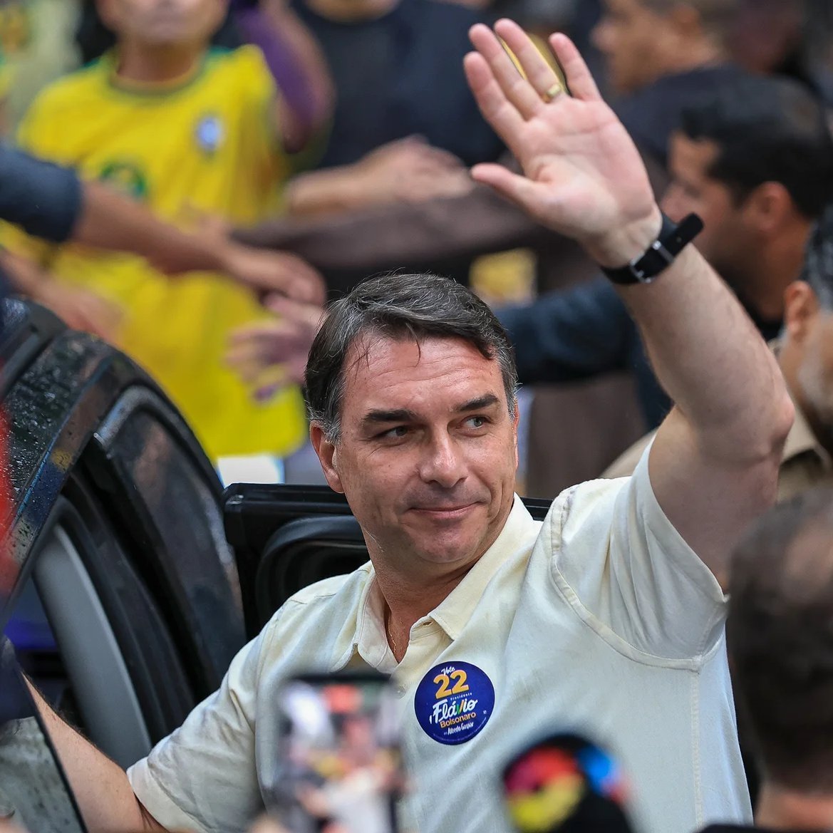 PF investiga possível saída de Flávio Bolsonaro do Brasil; governo argentino nega