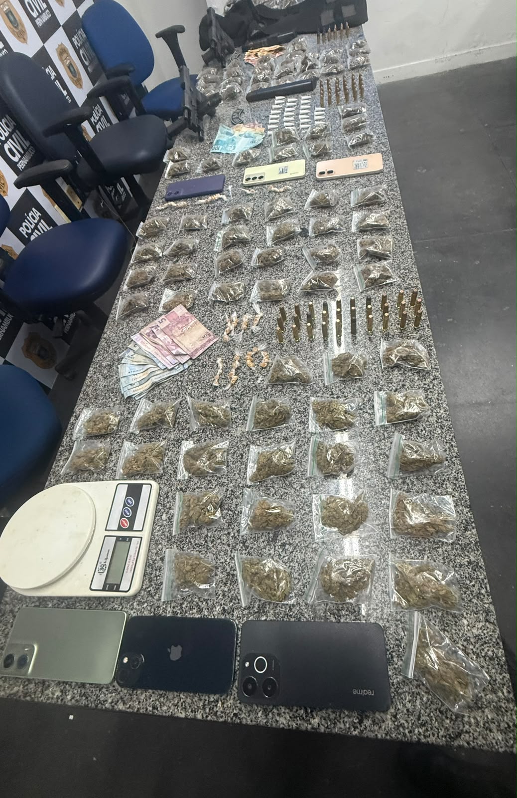 Cinco suspeitos são detidos com armas e drogas no Recife