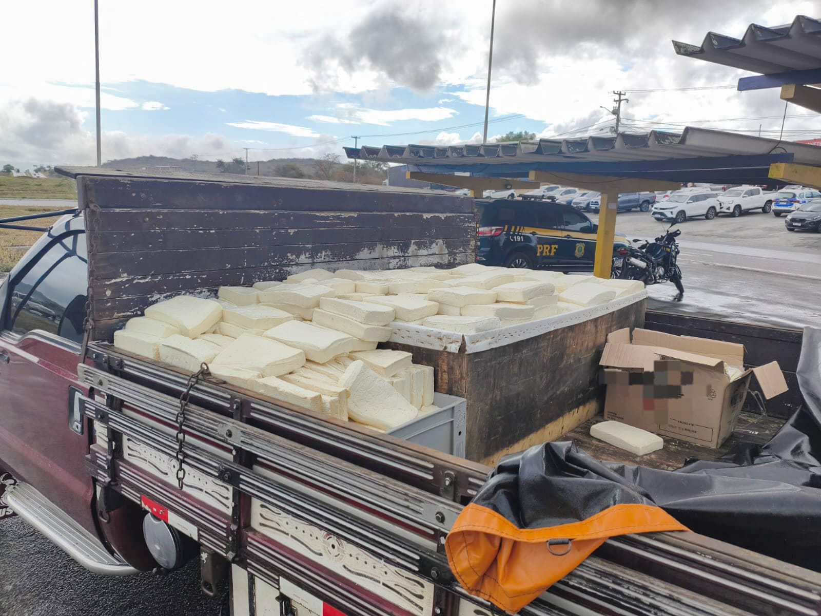 PRF apreende 1,1 tonelada de queijo transportada sem refrigeração na BR-232