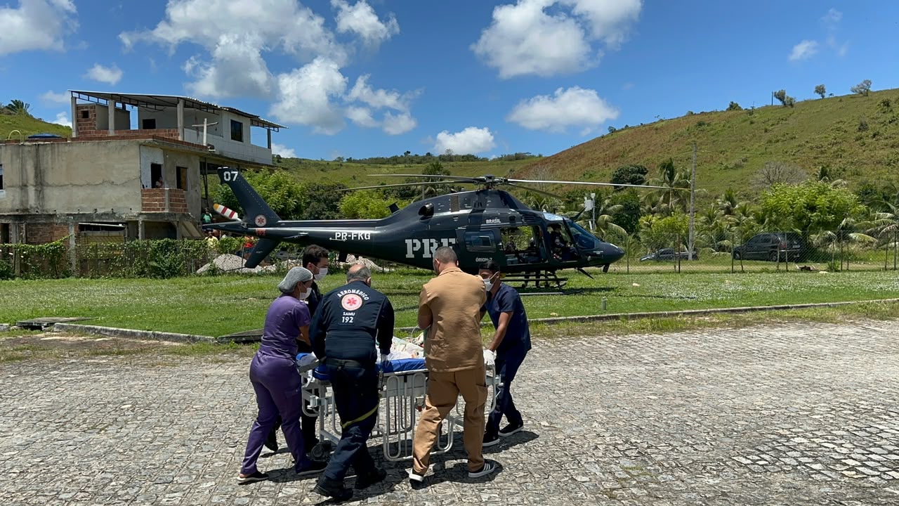 Bebê vítima de afogamento é transferido de helicóptero de Barreiros para o Recife