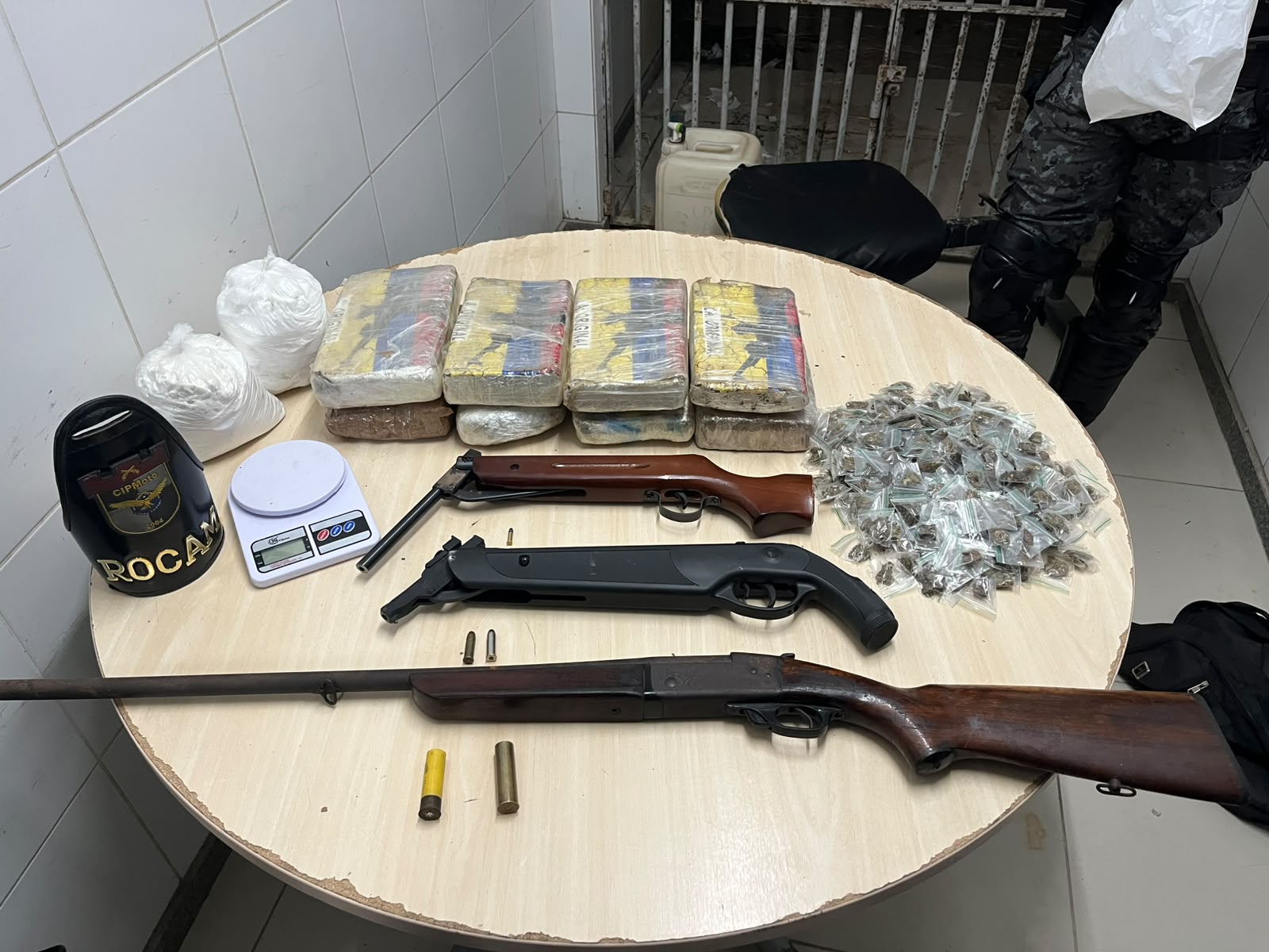 Operação policial apreende 28 armas, granada e 12 quilos de drogas em Pernambuco