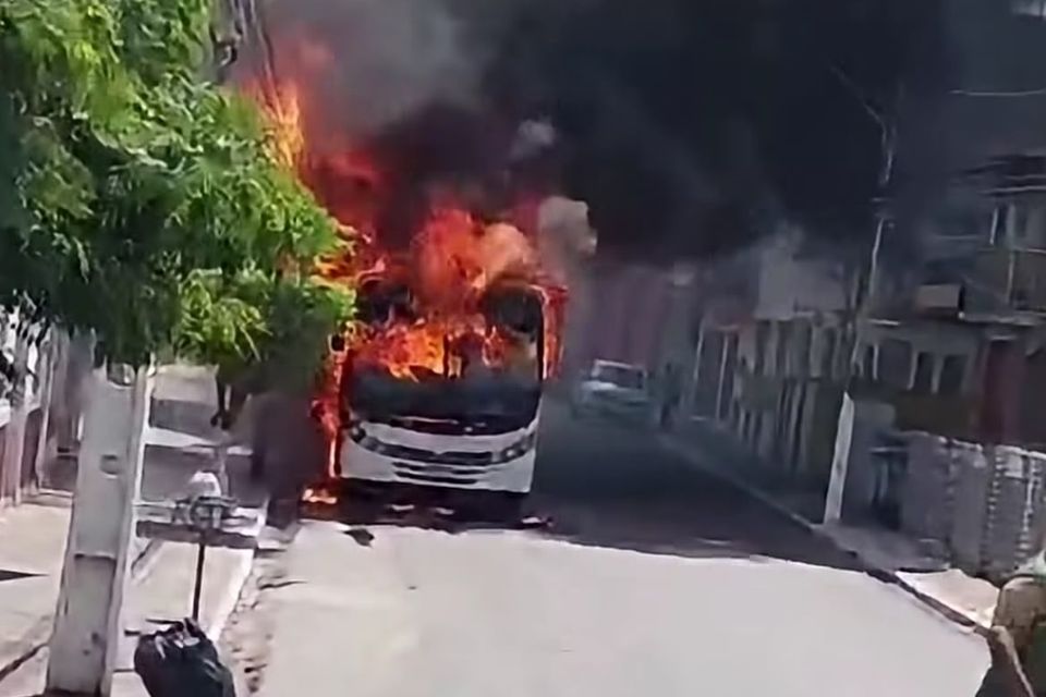 Ônibus escolar é destruído por incêndio em Nazaré da Mata; ninguém ficou ferido